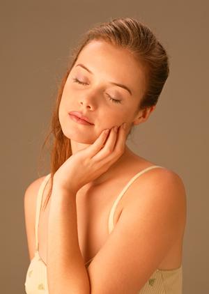 フェイスリフトの施術で顔全体のたりみを解消